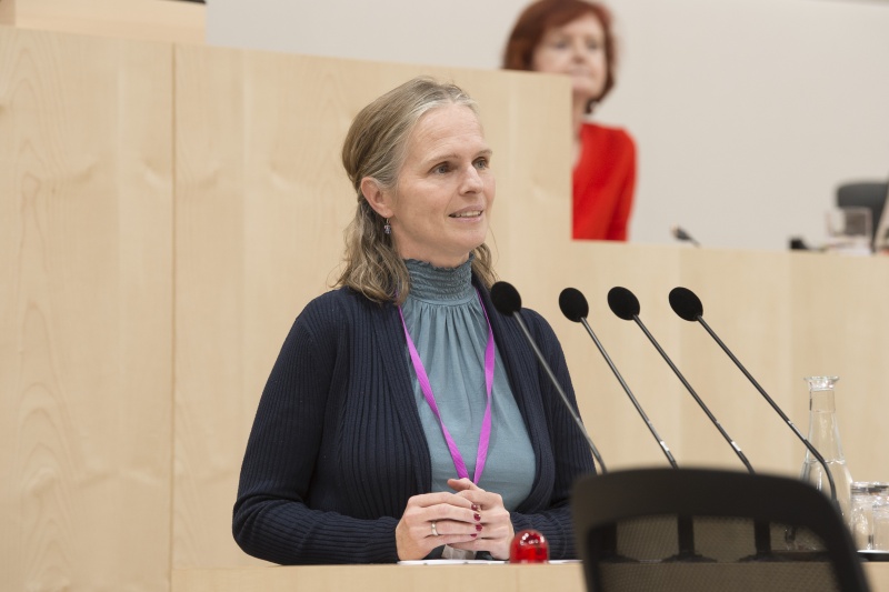 Am Rednerpult: Bundesrätin Daniela Gruber-Pruner (S),