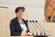 Am Rednerpult: Bundesrätin Rosa Ecker (F)