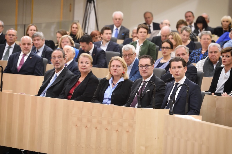 Von links: Bildungsminister Heinz Faßmann, Sozialministerin Beate Hartinger-Klein, Außenministerin Karin Kneissl,  Vizekanzler Heinz-Christian Strache, Bundeskanzler Sebastian Kurz