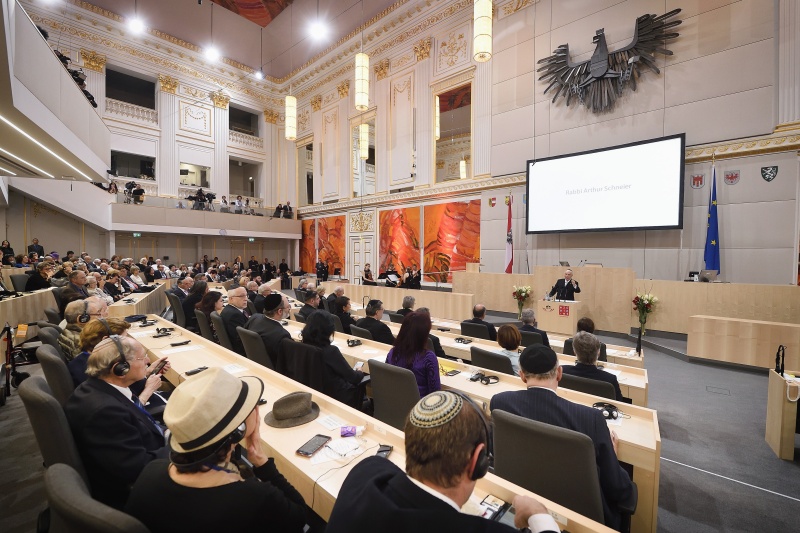 Rabbi Arthur Schneier am Rednerpult. Blick Richtung VeranstaltungsteilnehmerInnen