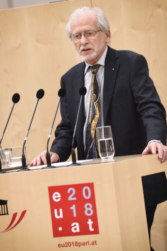 Kurt Y. Tutter am Rednerpult