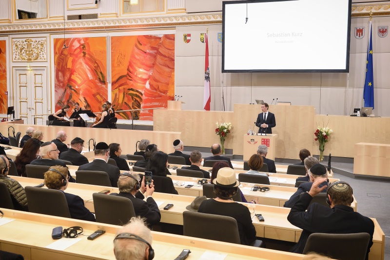 Bundeskanzler Sebastian Kurz (V) am Rednerpult. Blick Richtung VeranstaltungsteilnehmerInnen