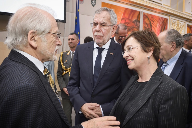 Von links: Kurt Y. Tutter, Bundespräsident Alexander Van der Bellen und Doris Schmidauer im Gespräch