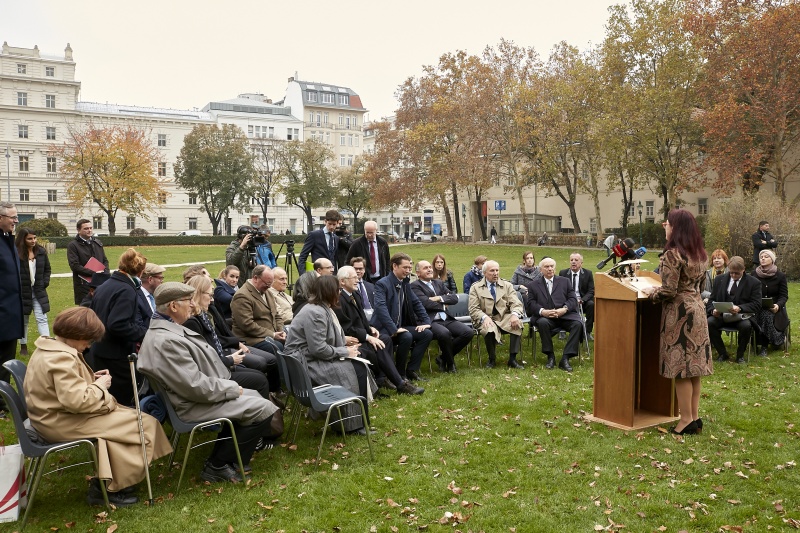 Blick Richtung VeranstaltungsteilnehmerInnen. Generalsekretärin des Nationalfonds und des Allgemeinen Entschädigungsfonds Hannah Lessing am Rednerpult