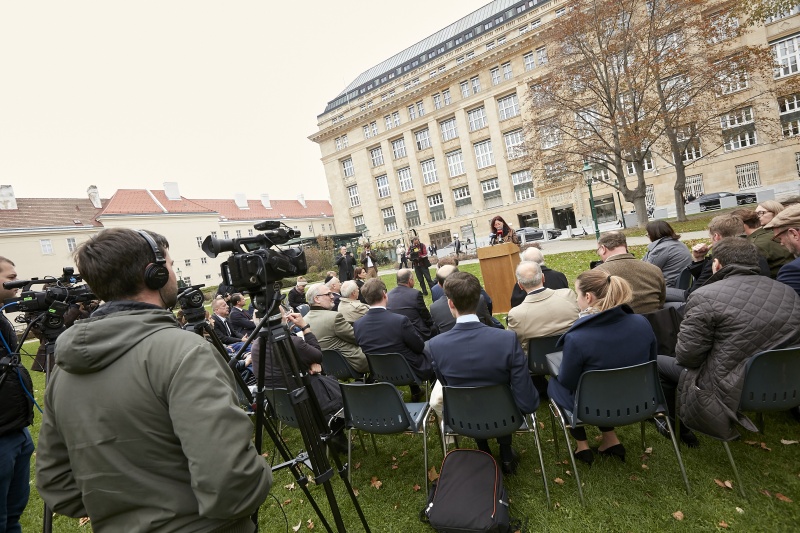 Generalsekretärin des Nationalfonds und des Allgemeinen Entschädigungsfonds Hannah Lessing am Wort
