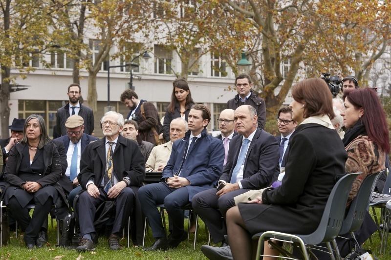 von rechts: Staatssekretärin im Bundesministerium für Inneres Karoline Edtstadler (V), Nationalratspräsident Wolfgang Sobotka (V), Bundeskanzler Sebastian Kurz (V)