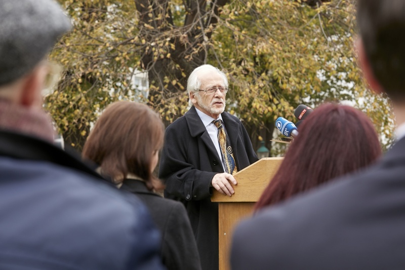 Kurt Y. Tutter am Rednerpult