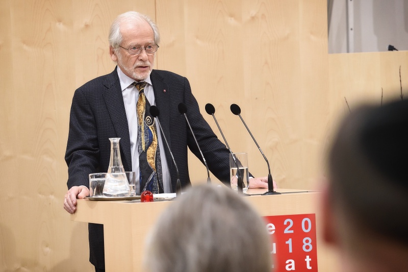 Kurt Y. Tutter am Rednerpult