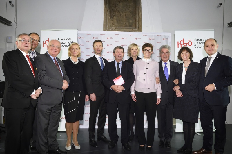 Von links: Oliver Rathkolb, Wolfgang Muchitsch, Franz Schausberger, Generaldirektorin der Österreichischen Nationalbibliothek Johanna Rachinger, Kanzleramtsminister Gernot Blümel (V), Hans Walter Hütter, Danièle Wagener, Direktorin des HDGÖ Monika Sommer, Bundespräsident a.D. Heinz Fischer, Aleida Assmann, Nationalratspräsident Wolfgang Sobotka (V)