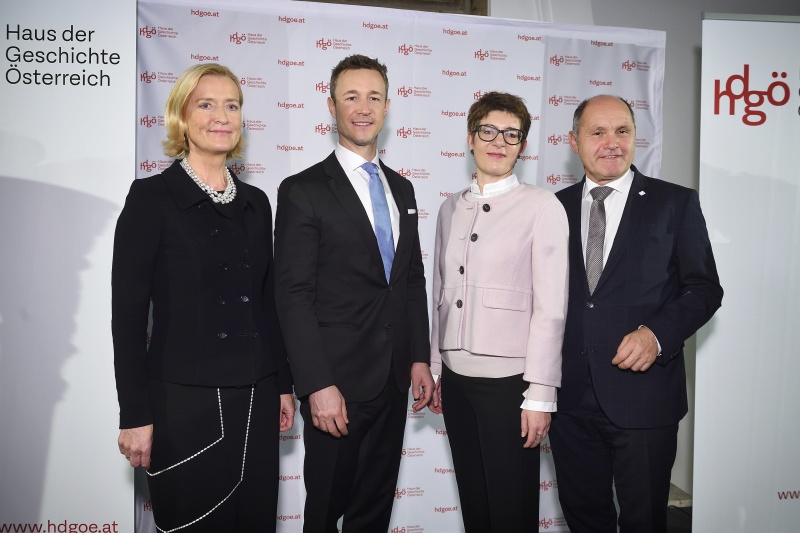 Von links: Generaldirektorin der Österreichischen Nationalbibliothek Johanna Rachinger, Kanzleramtsminister Gernot Blümel, BundesminiDirektorin des HDGÖ Monika Sommer, Nationalratspräsident Wolfgang Sobotka (V)