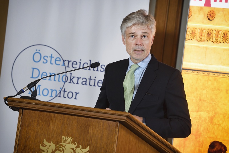 Begrüßung durch Parlamentsdirektor Harald Dossi