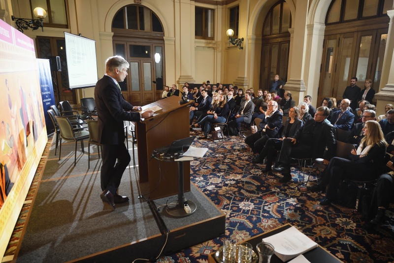 Begrüßung durch Parlamentsdirektor Harald Dossi