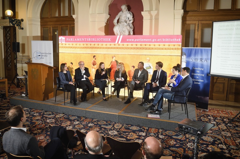 Von links: Senior Researcher SORA Martina Zandonella , Scientific Director SORA Günter Ogris, Nationalratsabgeordnete Claudia Plakolm (V), Nationalratsabgeordnete Eva Maria Holzleitner (S), Sprecher der Parlamentsdirektion Karl-Heinz Grundböck, Nationalratsabgeordneter Douglas Hoyos-Trauttmansdorff (N), Nationalratsabgeordnete Stephanie Cox (P), Nationalratsabgeordneter Hannes Amesbauer (F)