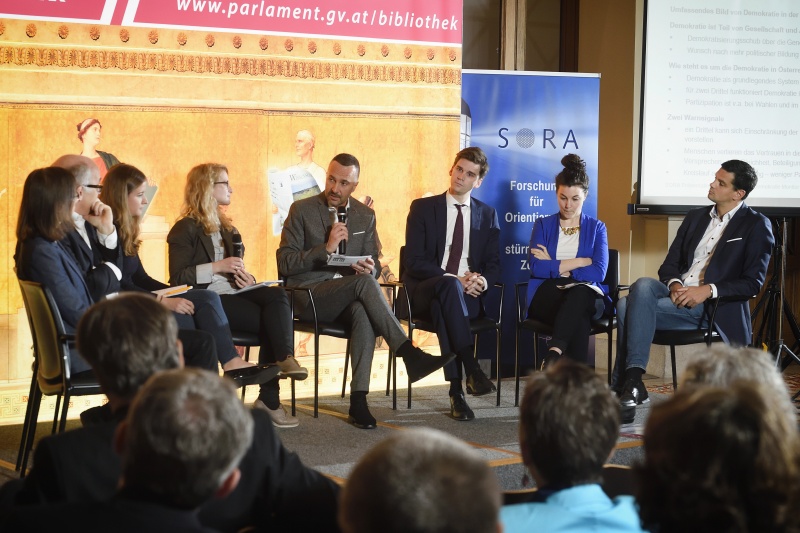 Von links: Senior Researcher SORA Martina Zandonella , Scientific Director SORA Günter Ogris, Nationalratsabgeordnete Claudia Plakolm (V), Nationalratsabgeordnete Eva Maria Holzleitner (S), Sprecher der Parlamentsdirektion Karl-Heinz Grundböck, Nationalratsabgeordneter Douglas Hoyos-Trauttmansdorff (N), Nationalratsabgeordnete Stephanie Cox (P), Nationalratsabgeordneter Hannes Amesbauer (F)