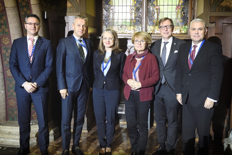 Dinner of the Chairpersons Wiener Rathauskeller. Von links: Kristian Vigenin, Nationalratsabgeordneter Reinhold Lopatka (V), Gabriela Cretu, MEP Danuta Maria Hübner, Bundesrat Christian Buchmann (V), Angel Tilvar
