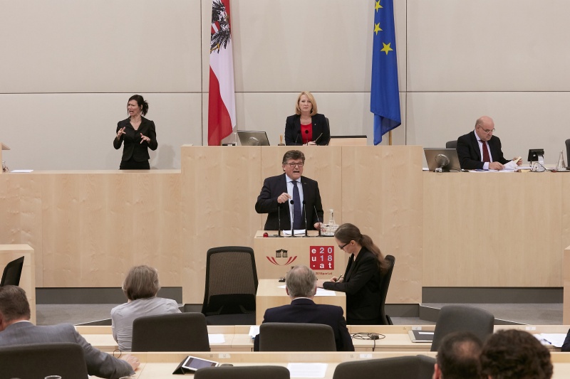 Nationalratsabgeordneter Rainer Leopold Wimmer (S) am Rednerpult. Am Präsidium Zweite Nationalratspräsidentin Doris Bures (S)
