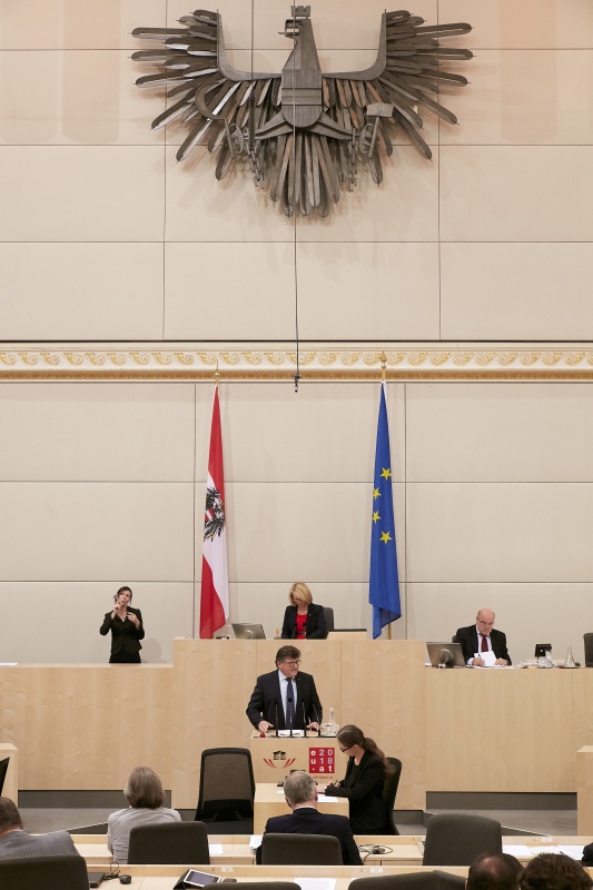 Nationalratsabgeordneter Rainer Leopold Wimmer (S) am Rednerpult. Am Präsidium Zweite Nationalratspräsidentin Doris Bures (S)