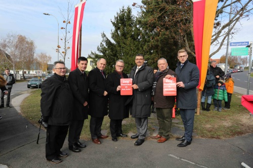 Nationalratspräsident Wolfgang Sobotka (V) (3. von links) und Landeshauptmann Hans Niessl (S) (Mitte) mit Veranstaltungsteilnehmern