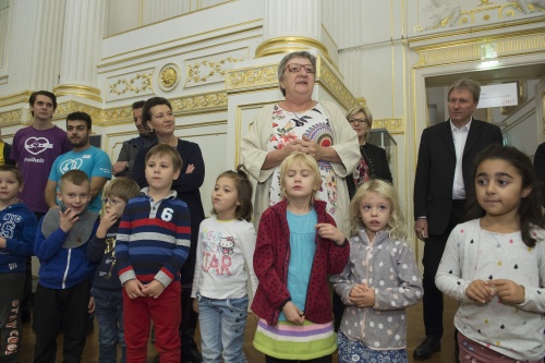 Von rechts: Licht ins Dunkel Präsident Kurt Nekula, Bundesraspräsidentin Inge Posch-Gruska (S), Nationalratsabgeordnete Gabriele Heinisch-Hosek (S) mit Kindern