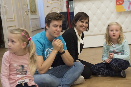 Bundesrätin Martina Ess (V) mit Kindern