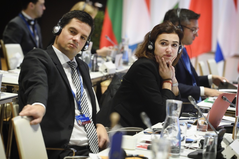 From left: Nationalratsabgeordneter Hannes Amesbauer (F), Nationalratsabgeordnete Alma Zadić (P)