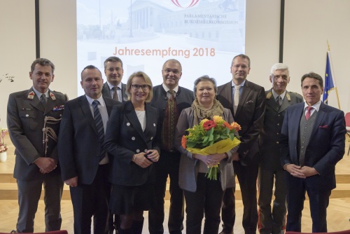 Gruppenfoto mit der Dritten Nationalratspräsidentin Anneliese Kitzmüller (F) und VeranstaltungsteilnehmerInnen