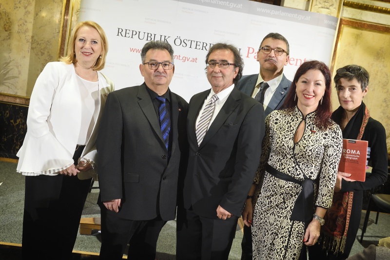 Von links: Zweite Nationalratspräsidentin Doris Bures (S), Vorsitzender des Volksgruppenbeirates der Roma Emmerich Gärtner-Horvath,ORF Volksgruppenredaktion Serdar Erdost – Moderation, Obmann des Kulturvereins österreichischer Roma Christian Klippl, Generalsekretärin des Nationalfonds und des Allgemeinen Entschädigungsfonds Hannah Lessing, Schauspielerin Mercedes Echerer
