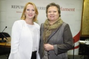 Von links: Zweite Nationalratspräsidentin Doris Bures (S), Dritte Nationalratspräsidentin Anneliese Kitzmüller (F)