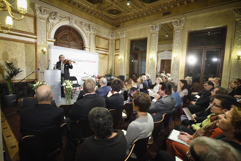 Blick Richtung VeranstaltungsteilnehmerInnen. Musikalische Begleitung Ondrej Janoska - Geige