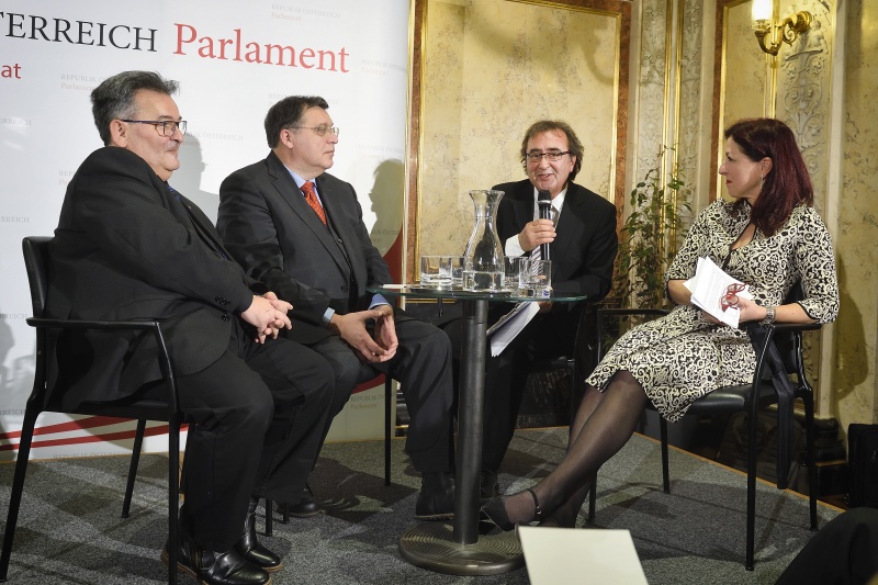 Diskussion von links: Vorsitzender des Volksgruppenbeirates der Roma Emmerich Gärtner-Horvath, Wissenschaftlicher Leiter des DÖW Gerhard Baumgartner, ORF Volksgruppenredaktion Serdar Erdost – Moderation, Generalsekretärin des Nationalfonds und des Allgemeinen Entschädigungsfonds Hannah Lessing