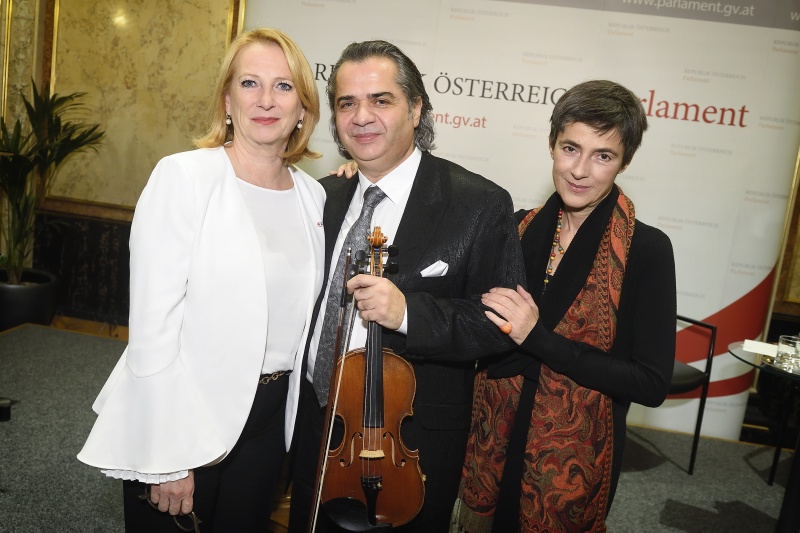 Begrüßung durch die Zweite Nationalratspräsidentin Doris Bures (S), Musikalische Begleitung Ondrej Janoska, Schauspielerin Mercedes Echerer