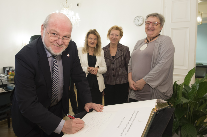 Von rechts: Bundesraspräsidentin Inge Posch-Gruska (S), Mag.a (FH) Marguerite MACHEK-VOS, Bundesratsvizedirektorin Dr. Alice Alsch-Harrant, Univ.Prof. Dr. Hermann MÜCKLER beim Eintrag in das Gästebuch