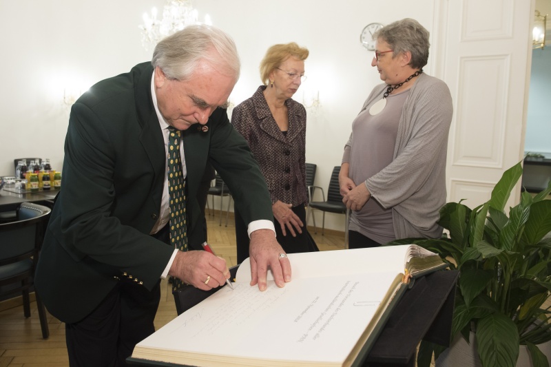 Von links: Senator h.c. Walter J. GERBAUTZ (beim Eintrag in das Gästebuch), Mag.a (FH) Marguerite MACHEK-VOS, Bundesraspräsidentin Inge Posch-Gruska (S)