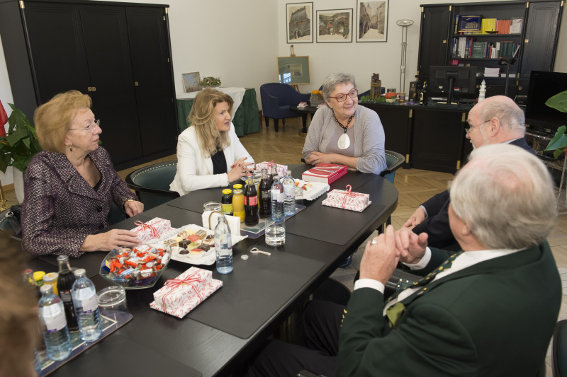 Ausspche. Von links: Mag.a (FH) Marguerite MACHEK-VOS, Bundesratsvizedirektorin Dr. Alice Alsch-Harrant, Bundesraspräsidentin Inge Posch-Gruska (S)
