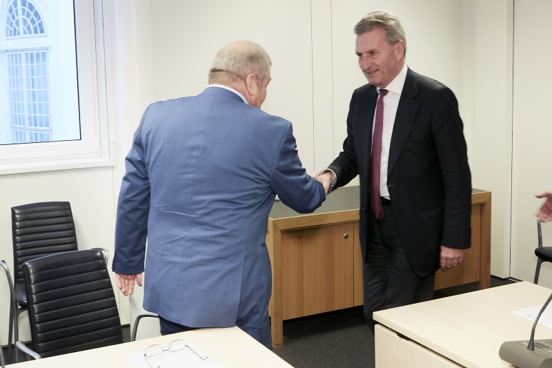 von links: Bundesrat Gottfried Sperl (F),  EU-Kommissar für Haushalt und Personal Günther H. Oettinger