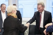 von links: Bundesrätin Monika Mühlwerth (F), EU-Kommissar für Haushalt und Personal Günther H. Oettinger