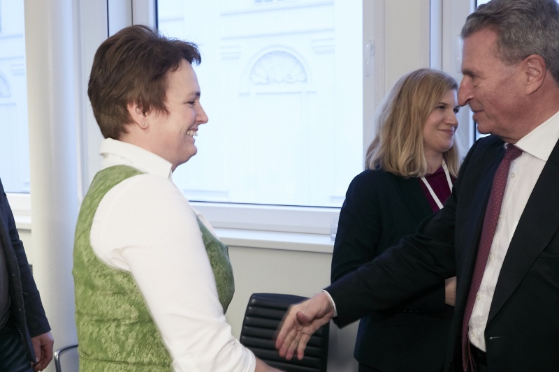 von links: Bundesrätin Andrea Wagner (V),  EU-Kommissar für Haushalt und Personal Günther H. Oettinger