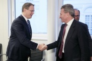 von links: Bundesrat Georg Schuster (F), EU-Kommissar für Haushalt und Personal Günther H. Oettinger