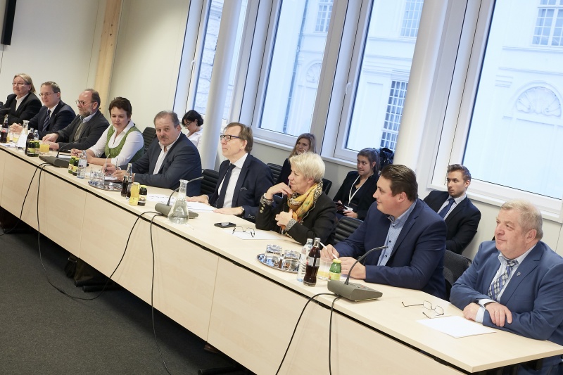 von rechts: Bundesrat Gottfried Sperl (F), Bundesrat Christoph Steiner (F), Bundesrätin Monika Mühlwerth (F), Bundesrat Christian Buchmann(V), Bundesrat Eduard Köck (V), Bundesrätin Andrea Wagner (V), Bundesrat Silvester Gferer (V), Bundesrat Georg Schuster (F), Bundesrat Hubert Koller (S)
