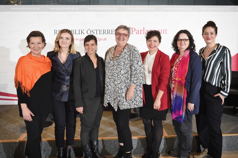 Von links: Nationalratsabgeordnete Gabriele Heinisch-Hosek (S), vertretende Obfrau von The Sorority Erza Aruqaj, Leiterin der ZARA-Beratungsstelle gegen Hass im Netz Caroline Kerschbaumer, Bundesratspräsidentin Inge Posch-Gruska (S), Vertreterin des Frauenvolksbegehrens Elisabeth Lechner,  Safer Internet Barbara Buchegger, Moderation Judith Weissenböck