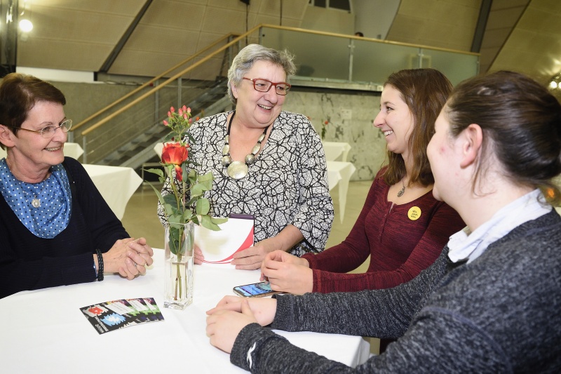 Bundesratspräsidentin Inge Posch-Gruska (S) im Gespräch mit VeranstaltungsteilnehmerInnen