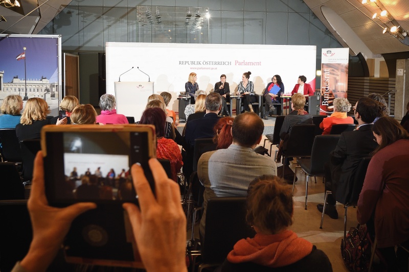 Podiumsdiskussion. Von links: vertretende Obfrau von The Sorority Erza Aruqaj, Leiterin der ZARA-Beratungsstelle gegen Hass im Netz
Caroline Kerschbaumer, Moderation Judith Weissenböck, Safer Internet Barbara Buchegger, Vertreterin des Frauenvolksbegehrens Elisabeth Lechner