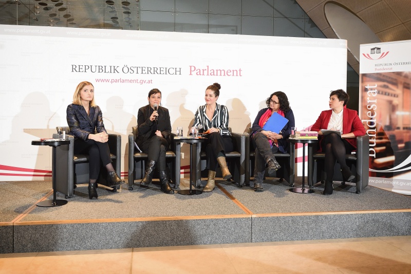 Podiumsdiskussion. Von links: vertretende Obfrau von The Sorority Erza Aruqaj, Leiterin der ZARA-Beratungsstelle gegen Hass im Netz
Caroline Kerschbaumer, Moderation Judith Weissenböck, Safer Internet Barbara Buchegger, Vertreterin des Frauenvolksbegehrens Elisabeth Lechner