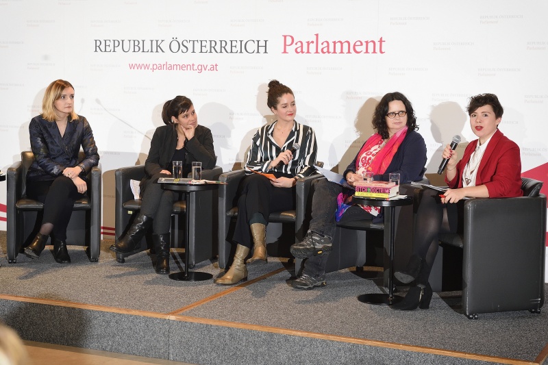 Podiumsdiskussion. Von links: vertretende Obfrau von The Sorority Erza Aruqaj, Leiterin der ZARA-Beratungsstelle gegen Hass im Netz
Caroline Kerschbaumer, Moderation Judith Weissenböck, Safer Internet Barbara Buchegger, Vertreterin des Frauenvolksbegehrens Elisabeth Lechner