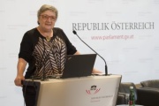 Am Rednerpult: Bundesratspräsidentin Inge Posch-Gruska (S)