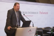 Am Rednerpult: MPAGeneralsekretär URBAN FORUM Bernhard Müller