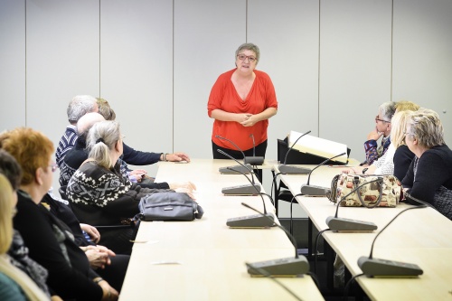 Bundesratspräsidentin Inge Posch-Gruska (S) mit den BesucherInnen des  Pensionistenvereins Stoob