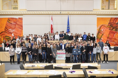 Gruppenfoto mit allen VeranstaltungsteilnehmerInnen des Jugendparlaments