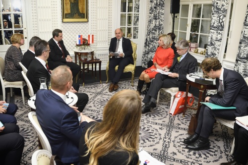 Im Hintergrund von links: Slowakischer Parlamentspräsident Andrej Danko, Nationalratspräsident Wolfgang Sobotka (V)