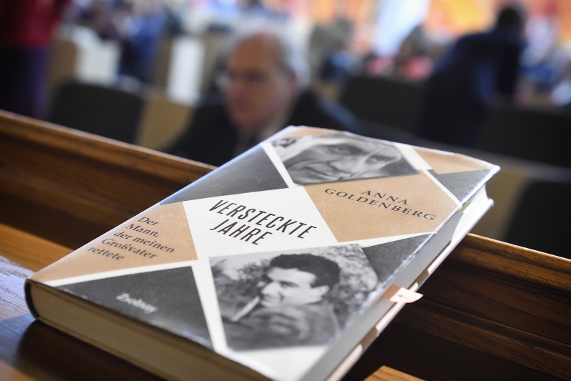 Das vorgestellte Buch 'Versteckte Jahre' von Anna Goldenberg